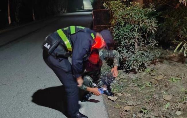 男子醉酒睡马路 民警夜巡暖心救助 深秋夜巡暖人心！