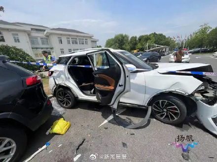 司机六秒连撞3车4人 误踩油门酿悲剧