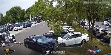 司机六秒连撞3车4人 误踩油门酿悲剧