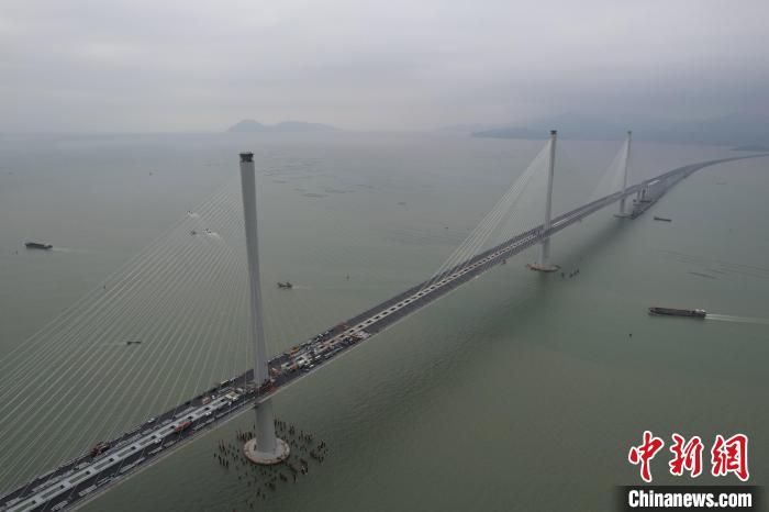 黄茅海跨海通道完成全线沥青铺装