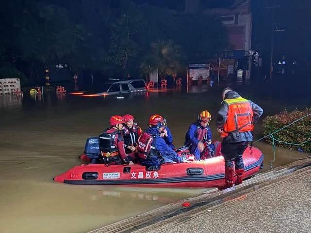 海南琼海嘉积大坝被淹 强降雨致多地受灾