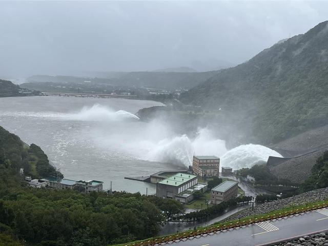 台风康妮来袭 台湾石门水库泄洪 时隔两年再启溢洪道