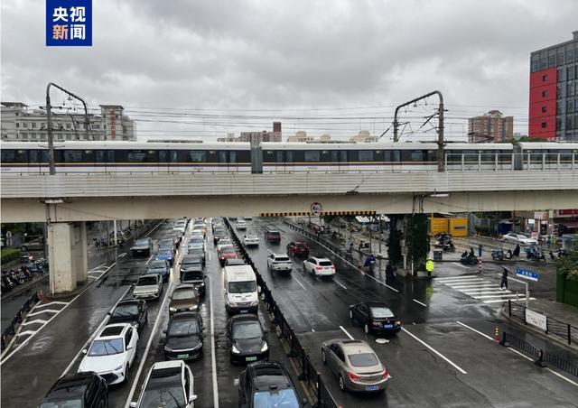 上海早高峰受强降雨影响 交通出行受阻