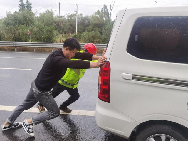 台风天面包车抛锚 高速巡检暖心相助 风雨中守护安全