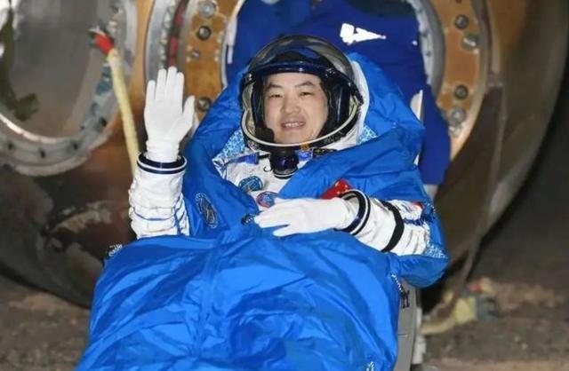 神舟十八号着陆现场亮如白昼 暗夜返回成功