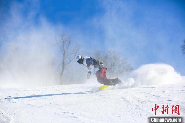 吉林又一季冰雪季来临 北大湖雪场迎新板