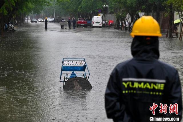 强降雨致海口街道出现严重积水 多部门紧急抢排