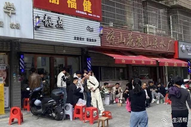 重庆网红理发师到晓华理发店学艺 托尼老师在线偷师