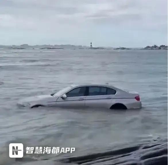 事发泉州！众人合力从海上拖回一辆宝马车！