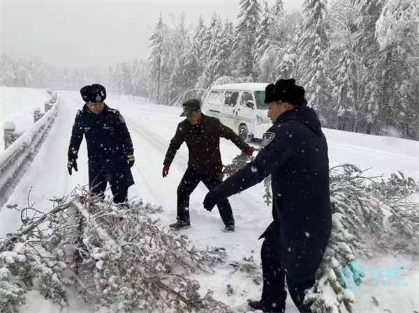 黑龙江雪乡温暖护航游客出行 警民携手保平安