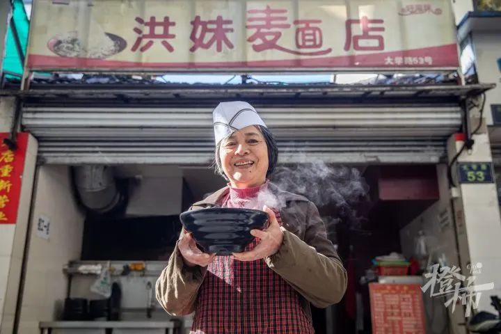 杭州面店传奇谢幕！大学路上烧了30年猪肝面，朱洪妹在洪妹面店的最后一天