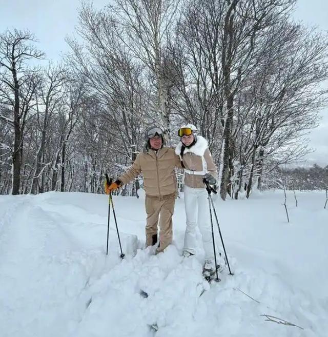 李嘉诚和老公滑雪 皮肤白到发光：甜蜜恩爱羡煞旁人