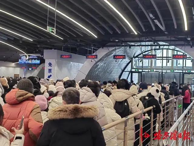 冰雪大世界近一周门票几乎售罄 游客热情高涨