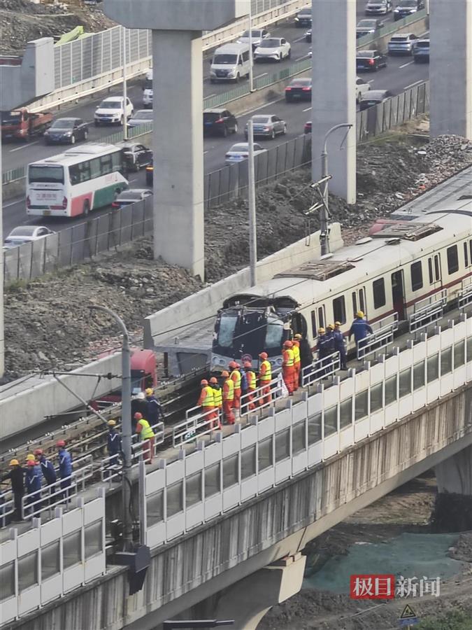 实探“上海塔吊侵入地铁线路”事故现场：地铁护墙被砸开5米长缺口，受损列车被拖走