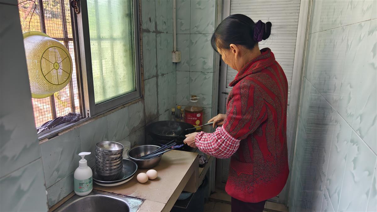 两孩之后再生四胞胎，婆媳两人带四娃：忙到一天只吃两顿饭，上顿面条，下顿还是面条