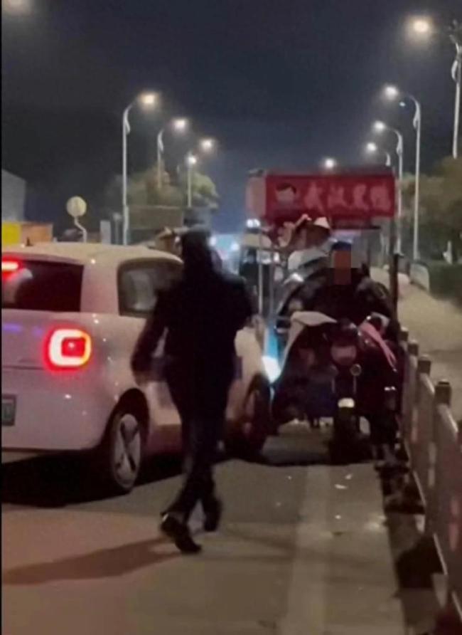 摊贩强行闯卡撞上执法车？城管回应 无证设摊引冲突