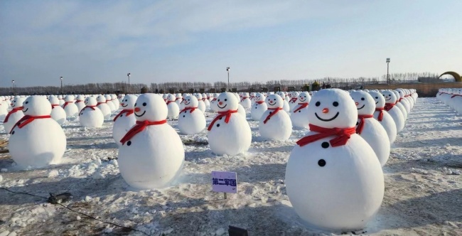 哈尔滨一园区198元可认领雪人 萌态雪人引游客热捧