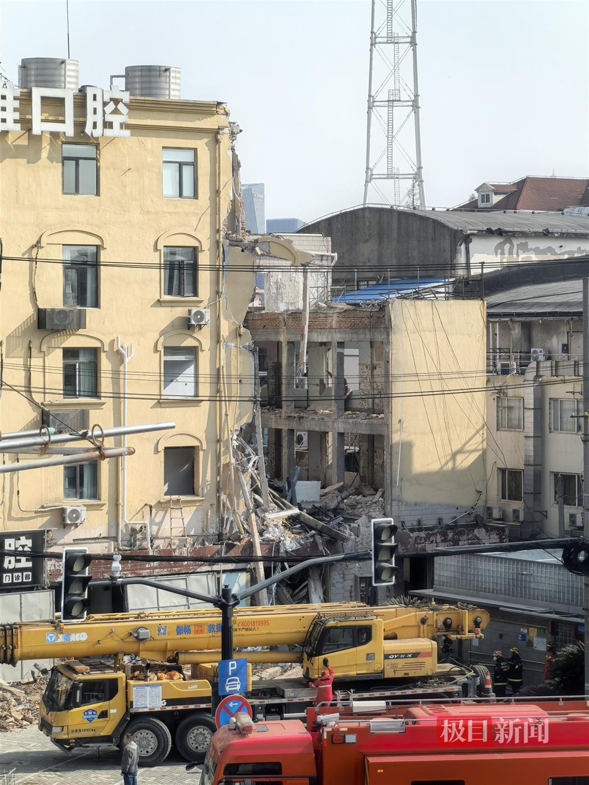 探访“宝山装修坍塌建筑”：酒店受波及，住客称事发时感觉床在晃