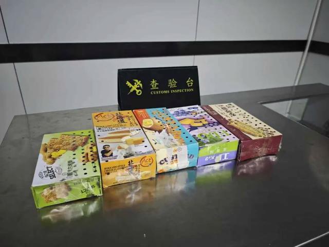 60只鸟儿暗藏行李箱，被罗湖海关查获