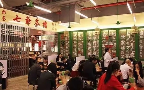 网友在小店吃面偶遇陈小春，大口吃面还就大蒜