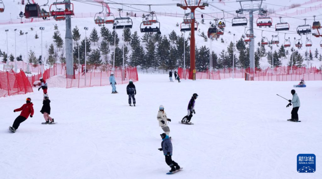 新疆阿勒泰迎来滑雪高峰期 寒假开启冰雪盛宴