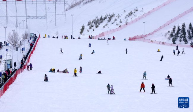 新疆阿勒泰迎来滑雪高峰期 寒假开启冰雪盛宴