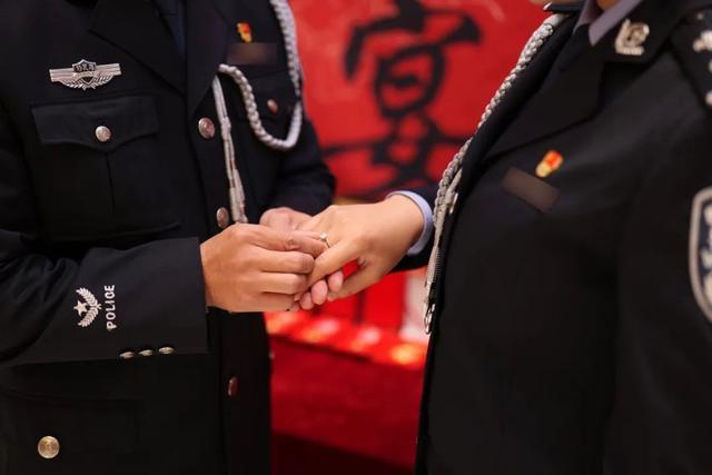 两缉毒警曾假扮情侣如今订婚了 从战友到爱人