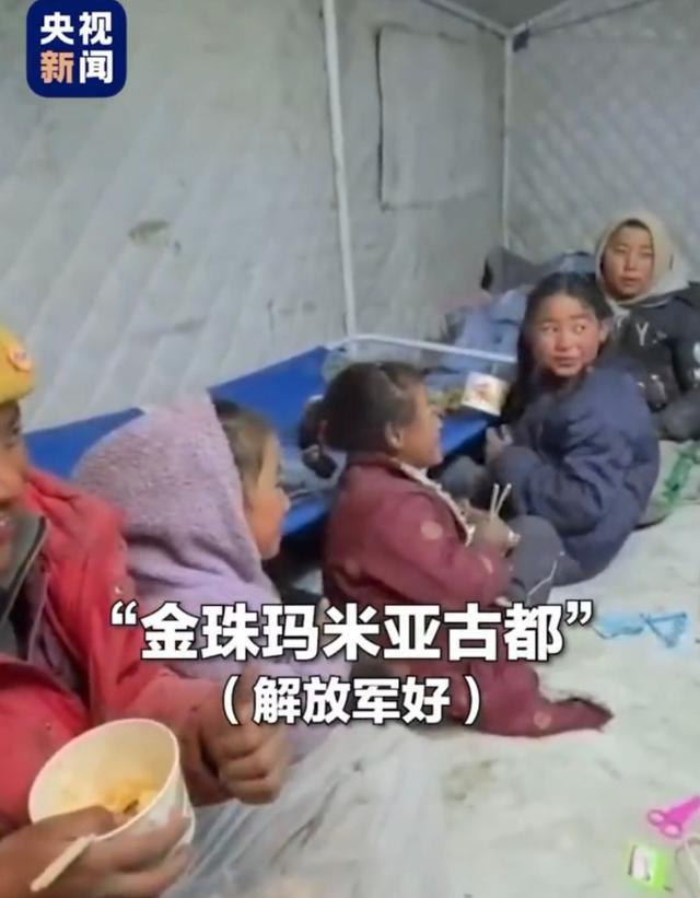 震区吃上子弟兵做的热乎乎四菜一汤 温暖民心的后勤保障