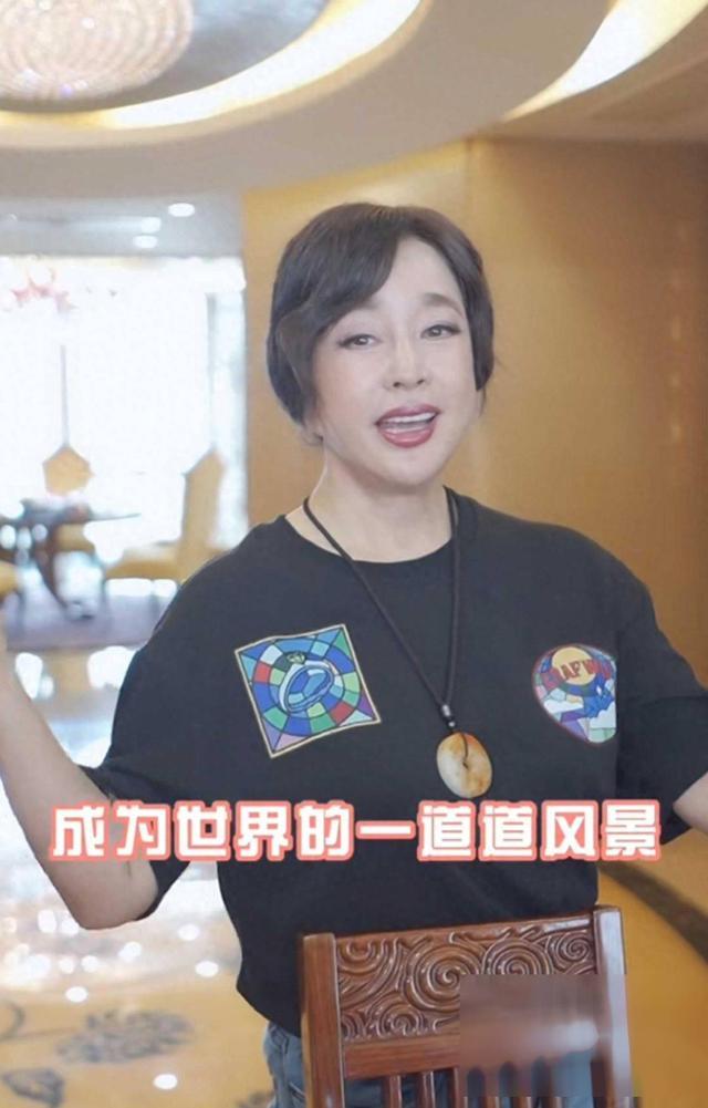 刘晓庆把向太夸成双手托腮的少女 赞美功力震撼全场